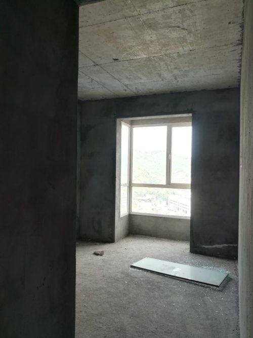 新房楼顶开裂爆料视频,揭秘爆料视频背后的真相  第1张