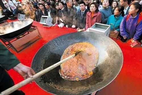 瓜姐居民楼火锅免费吃现场,免费大餐,邻里共享欢乐时光 第2张 瓜姐居民楼火锅免费吃现场,免费大餐,邻里共享欢乐时光 第2张